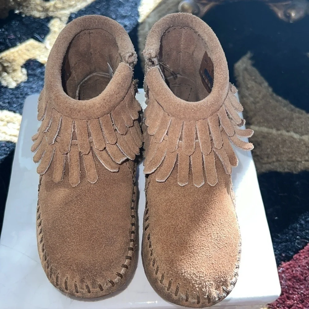 Minnetonka Children's Double Fringe Side Zip Boot, Brown, Leather Suede Size 6